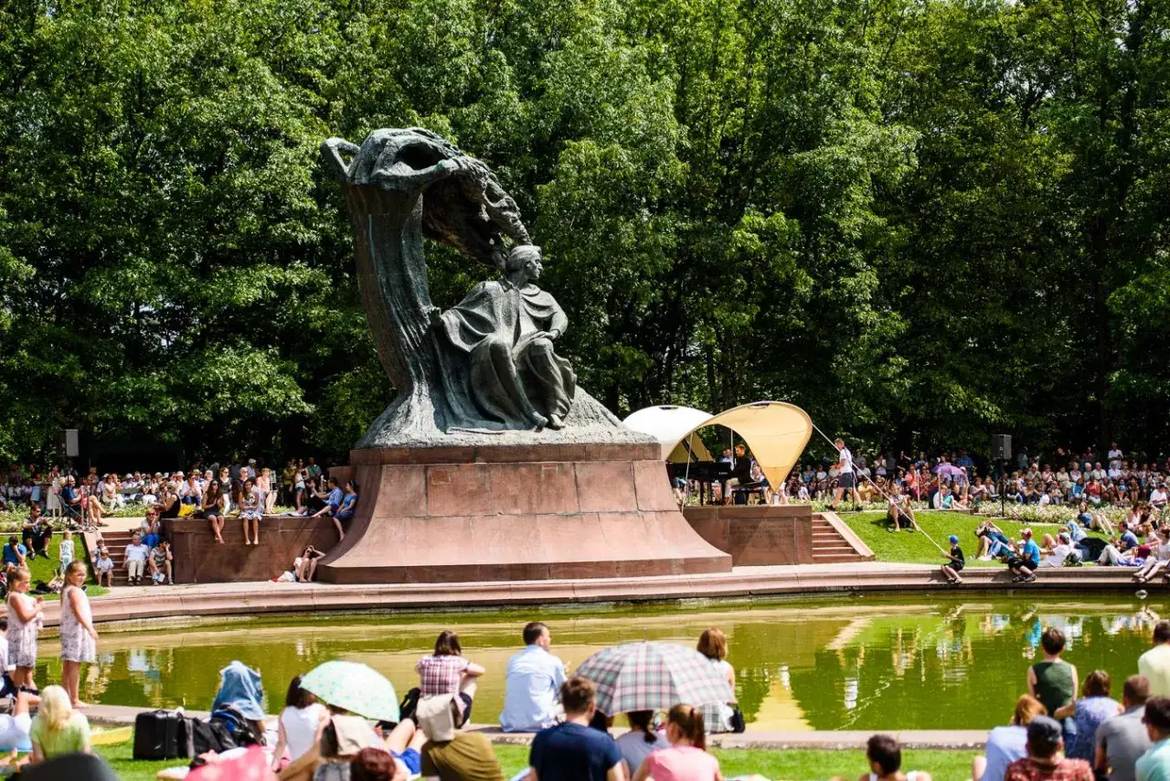 Koncerty Chopinowskie Łazienki Królewskie publiczność pomnik