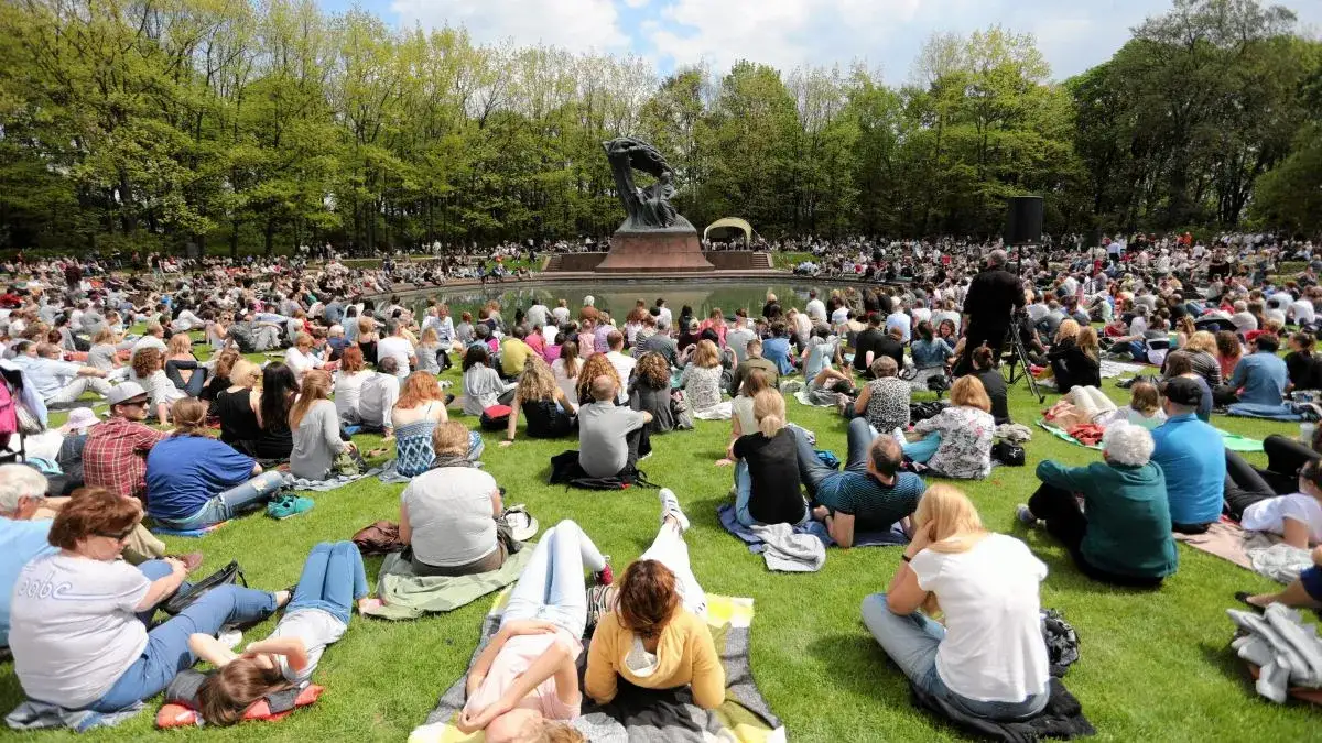 Łazienki Królewskie koncert Chopinowski koc trawa